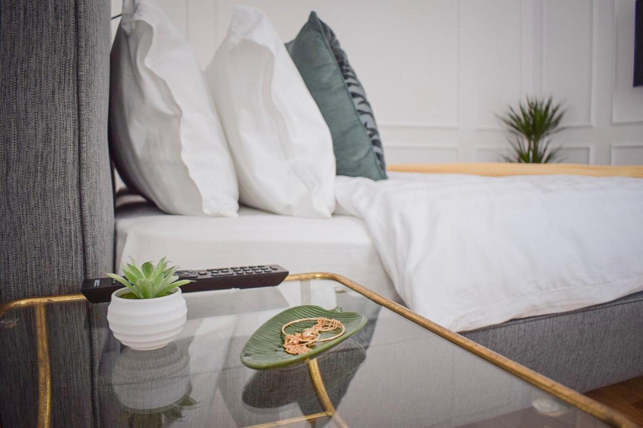 Voya Nordic Apartment-A Luxury Oasis In The Old Town Brasov Luaran gambar